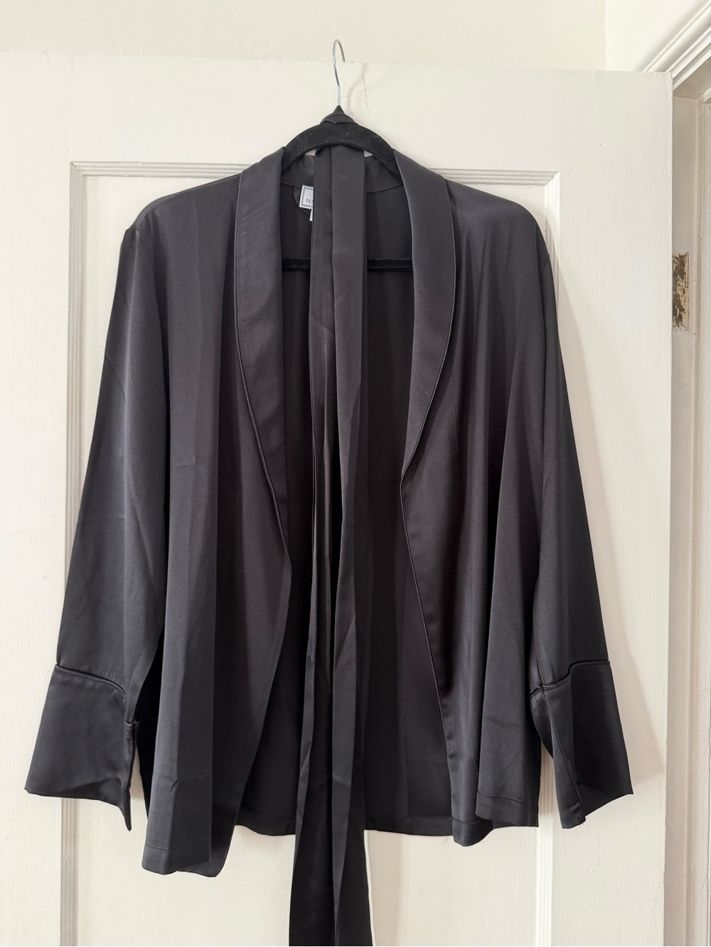 100% Mulberry Silk Petite Plume Never Worn Black Short Robe w Silk Tie